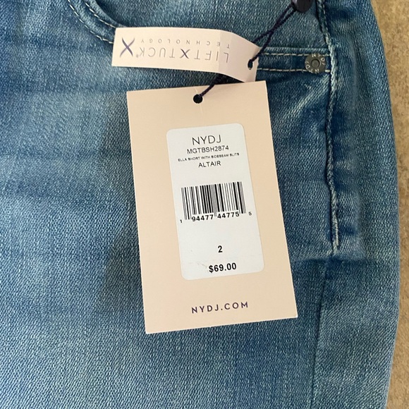 NWT , NYDJ size 2, 8 inch inseam. Cute title side slit. - Picture 3 of 4